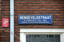 909566 Afbeelding van het oud model straatnaambord Hengeveldstraat (met onderschrift: G.J. Hengeveld, 1814 - 1884 / ...